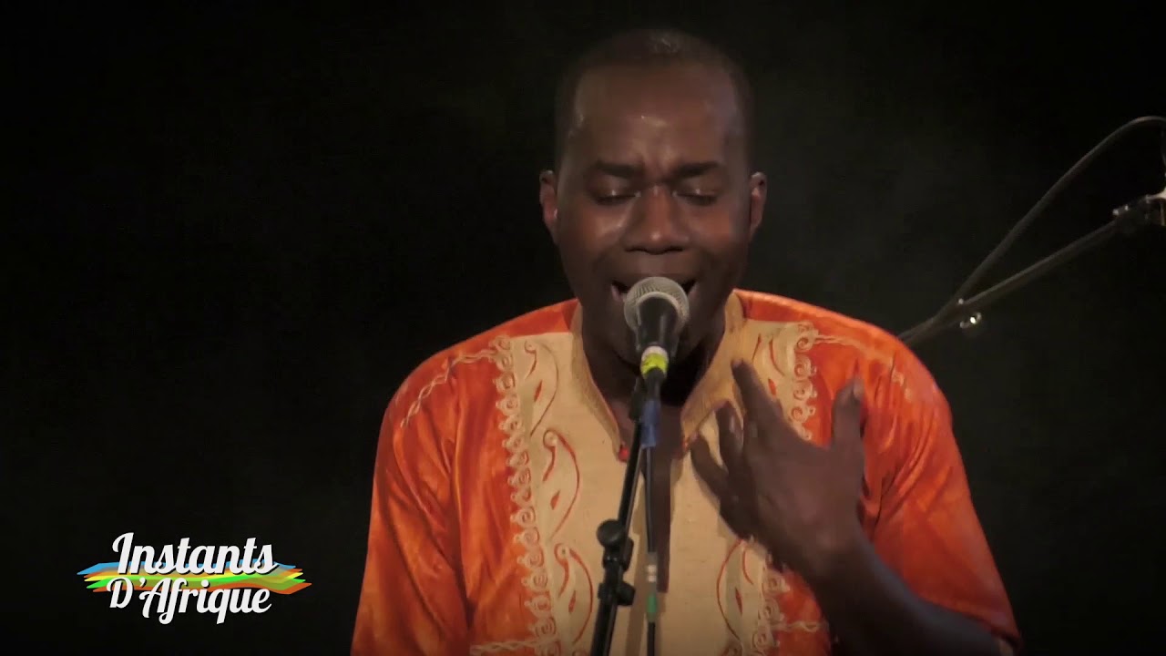 sunuker-fm-jingle-chante-par-woz-kaly-celebre-chanteur-et-interprete-senegalais