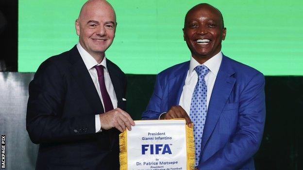 Infantino Moseppe Fifa FIFA : Une institution de plus en plus contestée ? Quand les décisions arbitrales, politiques et administratives fragilisent la crédibilité du football mondial Par Ndiawar Diop