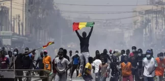 Aimer son dirigeant, oui. Le vénérer, jamais : le dangereux piège de la loyauté aveugle. Par Ndiawar Diop
